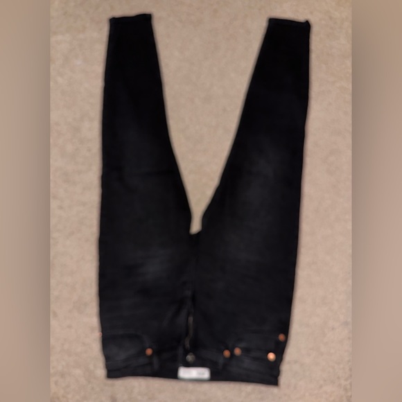 Black Zara pants, size 10. There is not too much stretch in them,they fit great. - Picture 2 of 5
